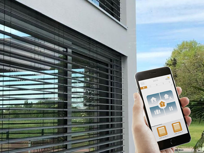 Gérer ses brise-soleil orientables depuis son mobile, c'est simple et pratique !